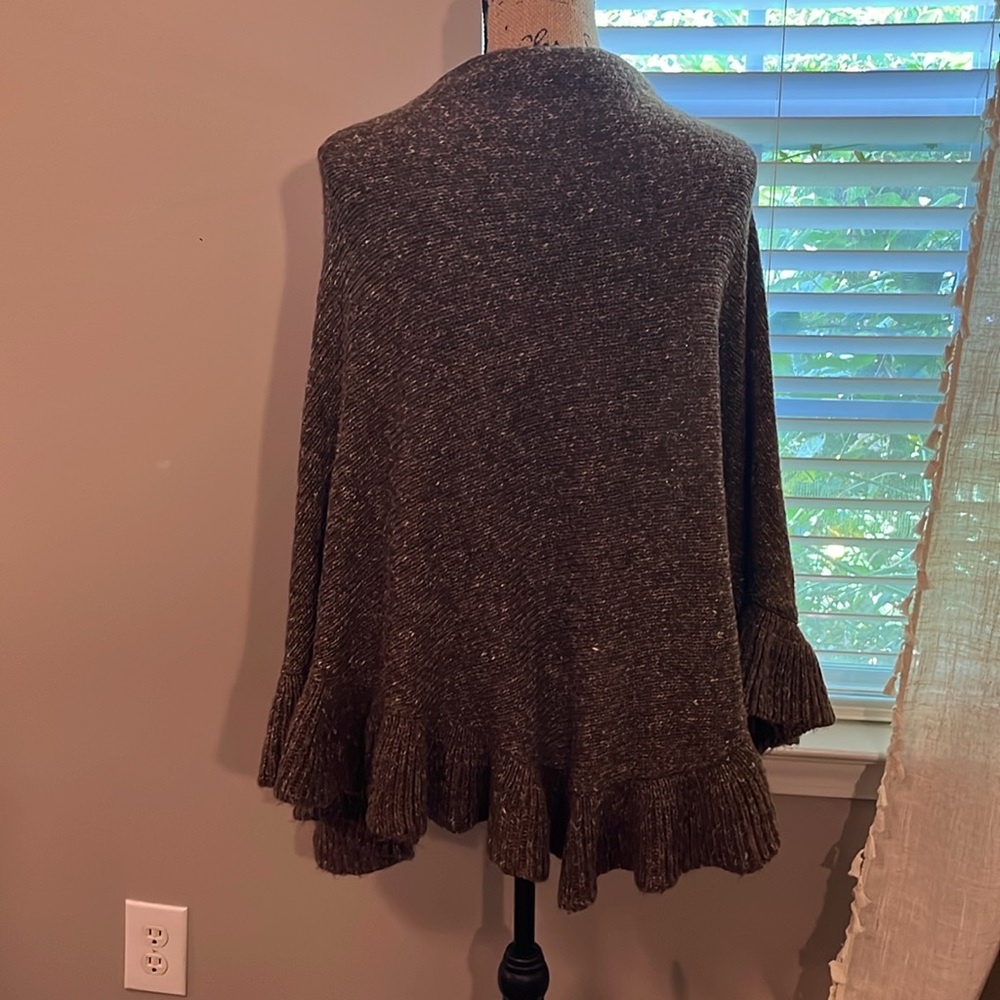 Cabi Ruffled Wrap - Picture 3 of 4